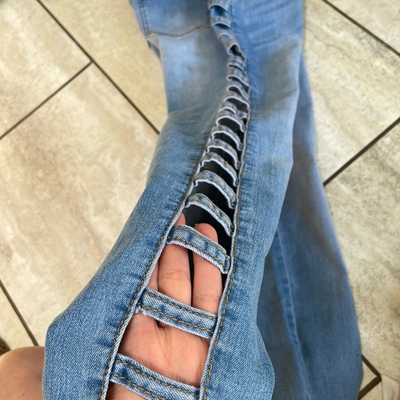 Encore Stretchy Side Cutout Jeans Size 5 - Picture 4 of 5